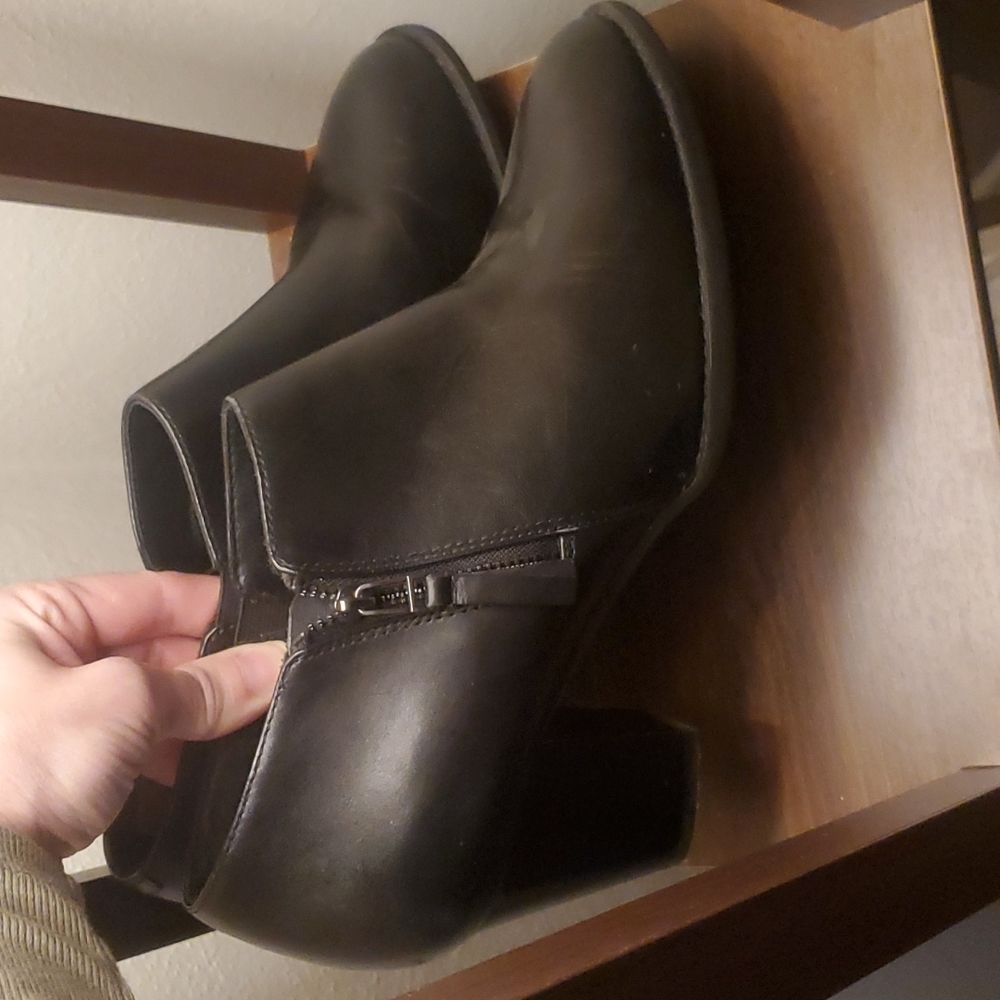 VIONIC Taber Sz 9.5 Black Leather Zip Ankle Bootie Orthaheel Boot Shoe Heeled